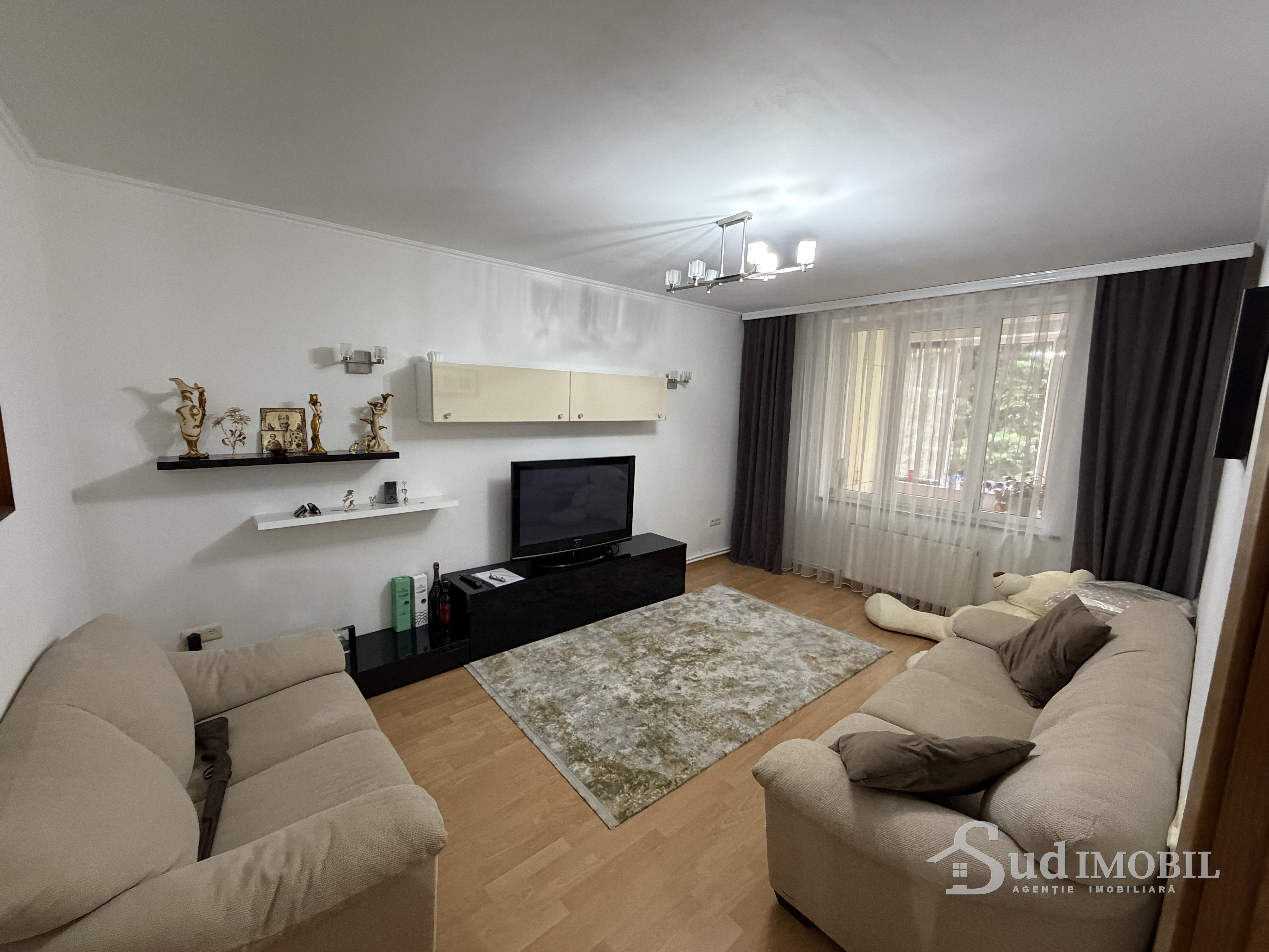 Se vinde apartament,3 odãi!