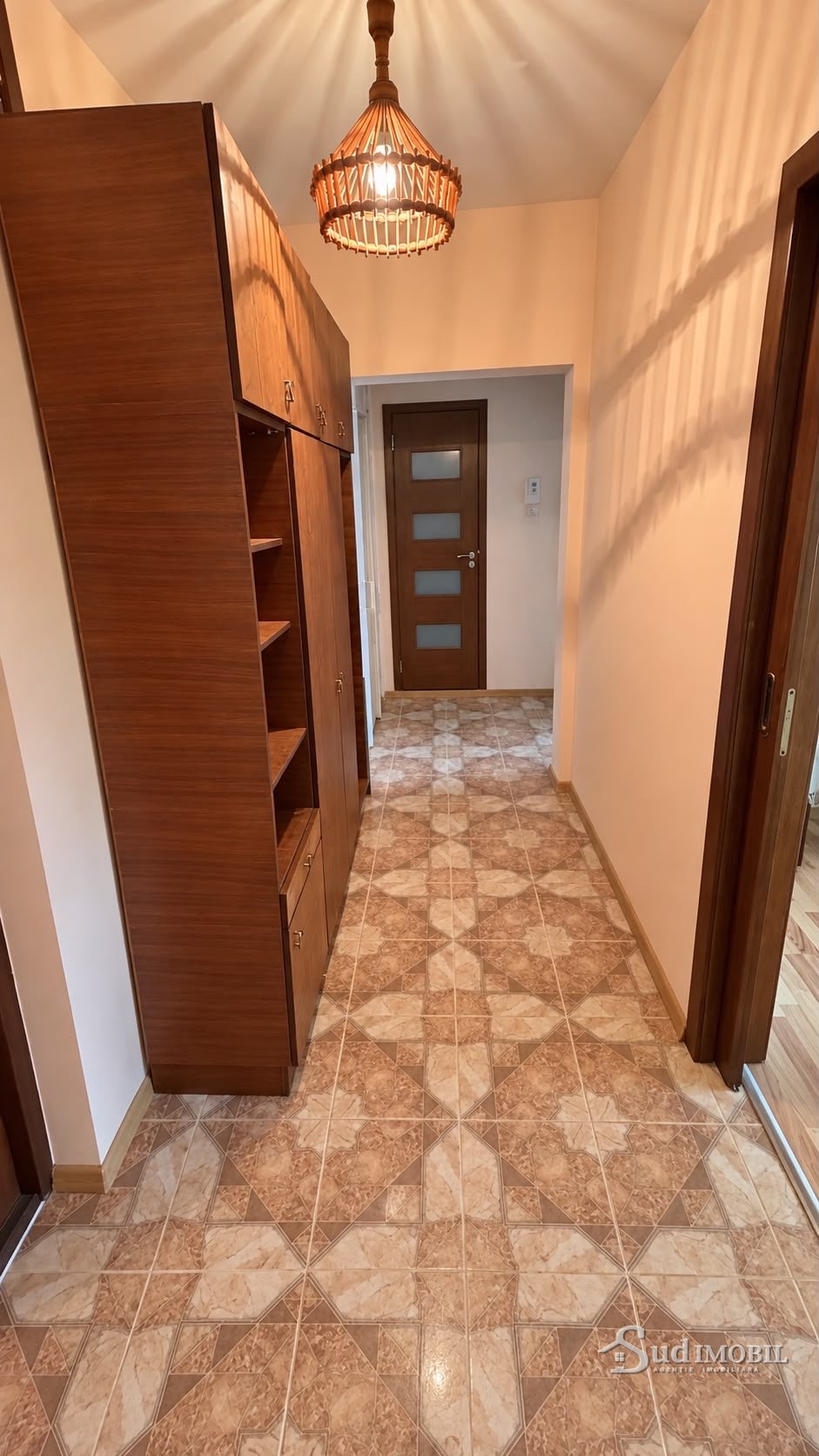 Se vinde apartament cu 2 odãi,15-mcr